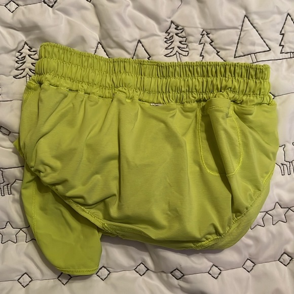 lululemon low rise 4in color: highlight yellow size: 4 💚💛 - Picture 5 of 5